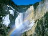 Immagine cascata con arcobaleno